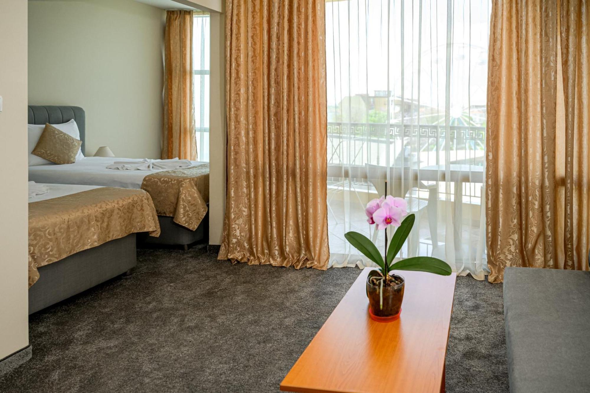 Paradise Hotel & Relax Center Pomorie Exterior photo