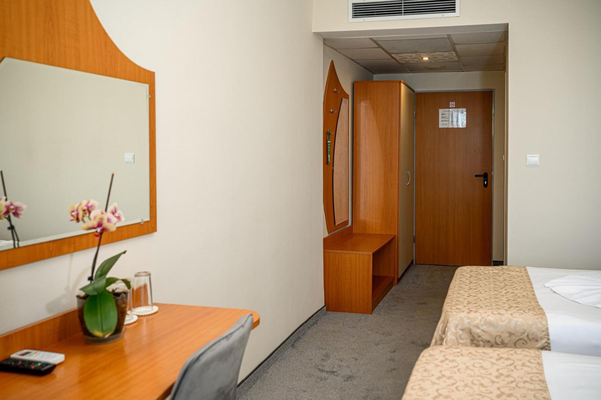 Paradise Hotel & Relax Center Pomorie Exterior photo